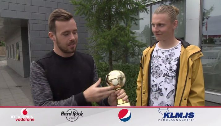 Grindjánar voru ánægðir með bikarinn sem þeir fengu.