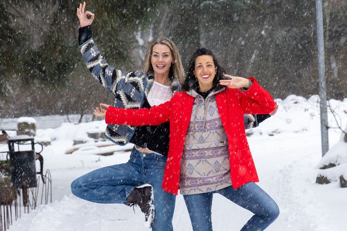 Fv.: Íris Dögg Oddsdóttir og Þóra Rós Guðbjartsdóttir, eigendur Yoga Núna, heimsækja vinnustaði og segja mikilvægt að starfsfólki sé hjálpað að gefa hausnum smá pásu. Að skrolla í símanum sé ekkert endilega hvíld fyrir hugann.