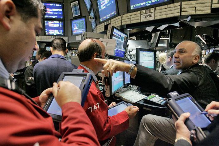 Óðagot á miðlurum Verðbréfamiðlarar í óðagoti eftir lækkanir í kauphöllinni í New York. Í leiðara Financial Times er sagt miður ef alþjóðlegt hræðsluástand yrði til að trufla gang efnahagsmála hér. 