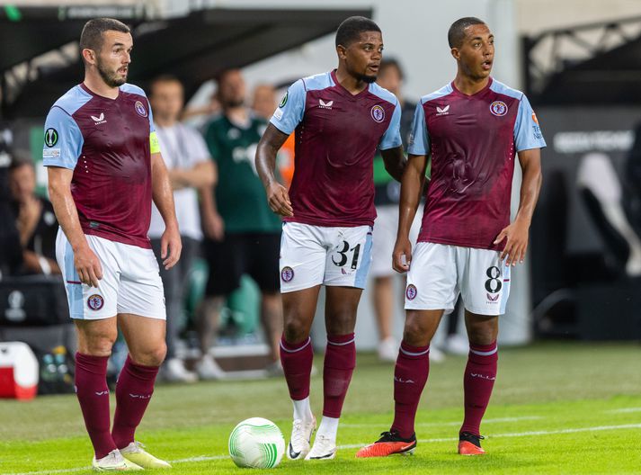 Nýir búningar Aston Villa hafa ekki vakið mikla lukku hjá leikmönnum liðsins.