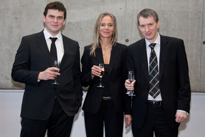 Afburðanemendurnir Guðmundur Jónsson, Kolfinna Jóhannsdóttir og Stefán Sveinbjörnsson fagna áfanganum.
