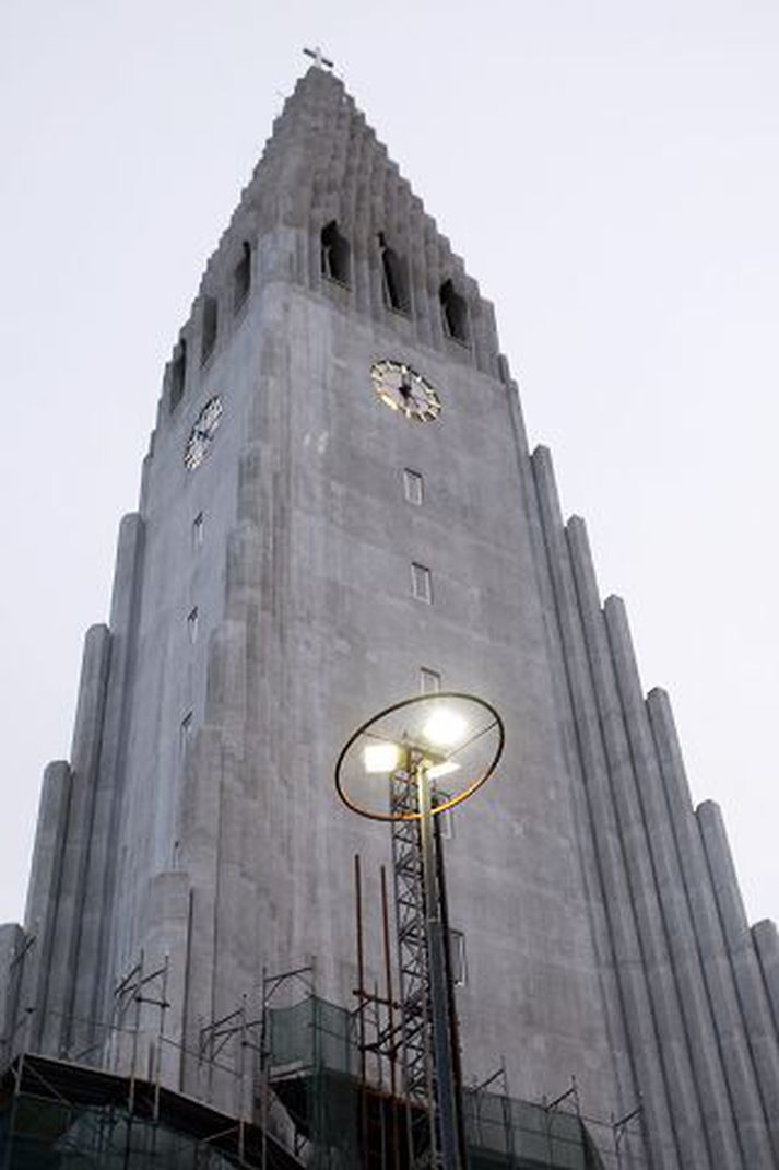  Efsti hluti turns Hallgrímskirju er nú dekkri en neðri hlutinn. Munurinn mun hverfa með veðrun og öll kirkjan á að verða samlit, bæði turninn, sem hefur verið endurnýjaður, og kirkjuskipið sjálft.
Fréttablaðið/Stefán