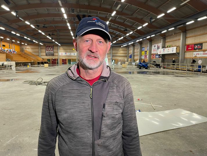 Egill Eiðsson, rekstrarstjóri Skautahallarinnar, stendur í ströngu þessa dagana.