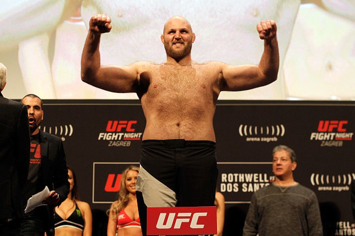 Ben Rothwell í vigtuninni í gær.