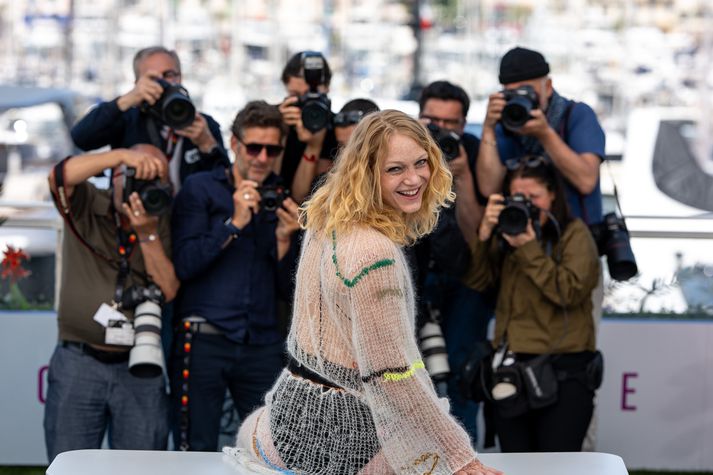 Saga stillti sér upp fyrir ljósmyndarana í Cannes í glæsilegri ullarflík eftir Sigrúnu Hlín Sigurðardóttur fyrir heimsfrumsýningu Ástarinnar sem eftir er.