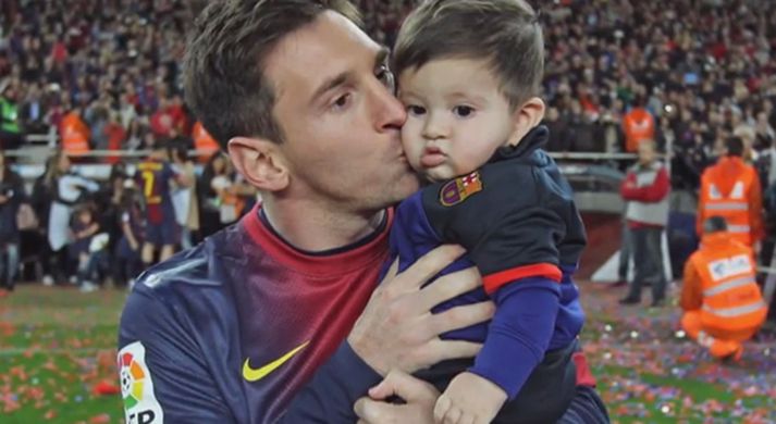 Messi með syni sínum, Thiago.