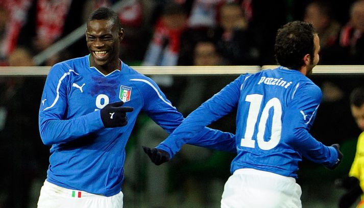 Balotelli leyfði sér að brosa í kvöld. Hér er hann með Pazzini, hinum markaskorara leiksins.