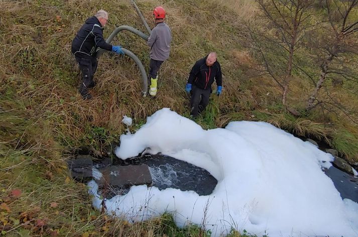Hér eru aðgerðir hafnar við að fjarlægja froðuna og má sjá hluta af henni á myndinni.