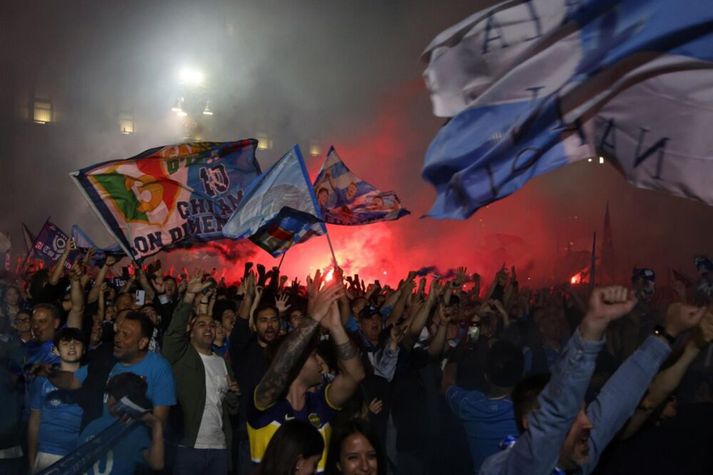 Gríðarleg fagnaðarlæti brutust út í Napoli í gærkvöld.