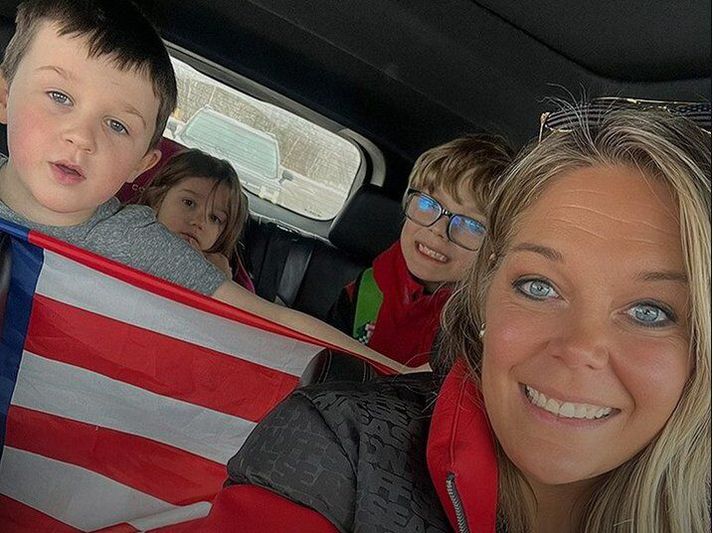 Jessi Pierce með börnunum sínum þremur en þau fundust öll inn í húsinu sem brann.