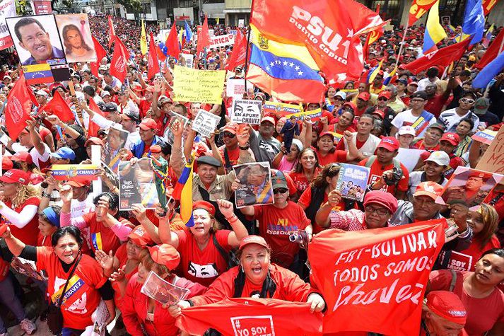 Í stað innsetningarathafnar var efnt til útisamkomu í Caracas.