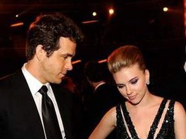 Vinnufélagar Scarlett Johanson og Ryan Reynolds ætla ekki að láta skilnaðinn koma í veg fyrir að þau framleiði mynd saman.  Nordicphotos/getty