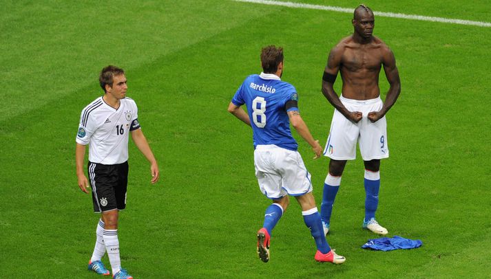 Mario Balotelli fagnar marki í undanúrslitaleik EM í sumar.