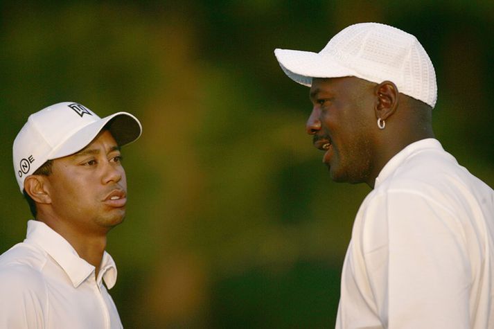 Jordan og Tiger saman á golfvellinum.