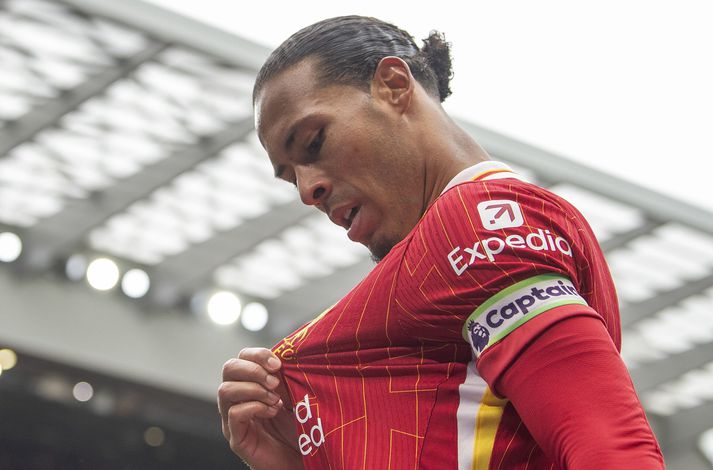 Virgil van Dijk verður áfram hjá Liverpool.