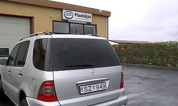 Hér má sjá steininn sem velti hlassinu, en þetta er bíllinn sem Plastiðjan höfðaði málið út af.