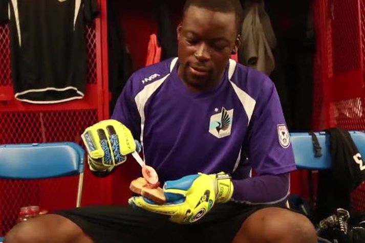 Sammy Ndjock var aðeins of fljótur út á völl eftir að fá sér samloku með sultu.