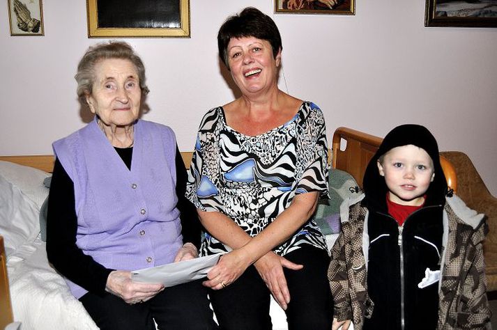 Góð gjöf Ingunn Júlíusdóttir lét afmælisgjafirnar renna til Krabbavarnar. Ester Ólafsdóttir veitti gjöfinni móttöku. Fréttablaðið/Óskar