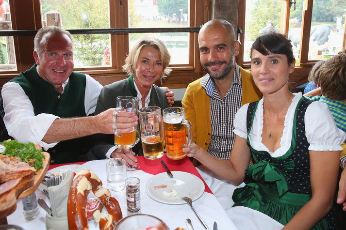 Rummenigge og Guardiola með eiginkonum sínum að skála á Oktoberfest-hátíðinni.