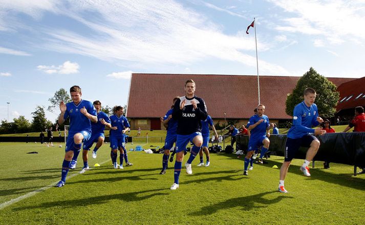 Arnór er hér fyrir miðjum hópi íslensku U-21 landsliðsmannanna á æfingu liðsins í vikunni.