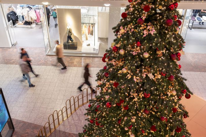 Opið verður í Smáralindinni á milli tíu og eitt. 