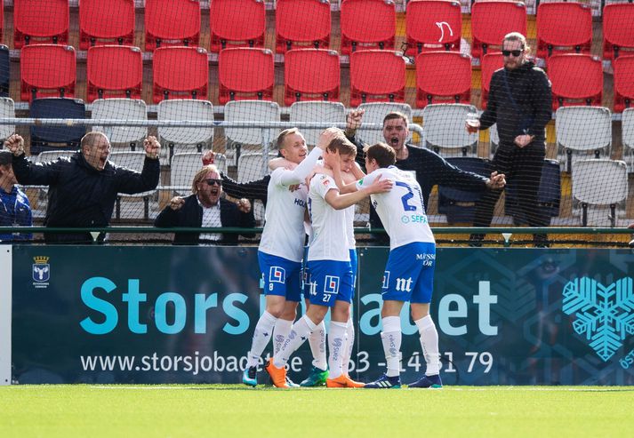 Leikmenn Norrköping fagna innilega einu af þremur deildarmörkum Skagamannsins Arnórs Sigurðssonar.