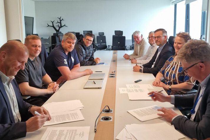 Tveir nýir kjarasamningar voru undirritaðir á sjötta tímanum í dag en áður hafði verið lokið við gerð þriggja kjarasamninga í gærkvöldi og nótt.