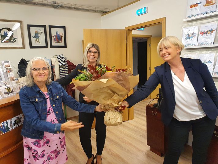 Það voru þær Gunnhildur E. Kristjánsdóttir (t.h.) og Christina M. Bengtson sem fóru af stað með verkefnið og áætluðu að vera um 10 ár að sauma refilinn. Hér eru þær, ásamt Lilju Einarsdóttur, sveitarstjóra Rangárþings eystra, sem færði hópnum í Refilstofunni blóm frá sveitarfélaginu og þakkaði fyrir þeirra framlag í þágu menningar í sveitarfélaginu.