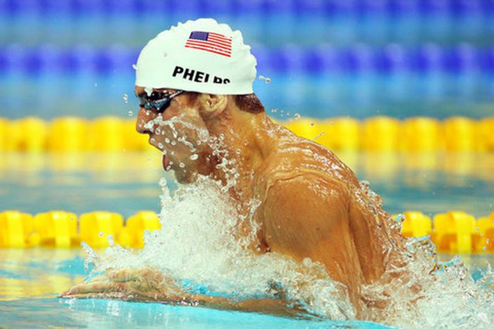 Michael Phelps vann sín fyrstu gullverðlaun í nótt.