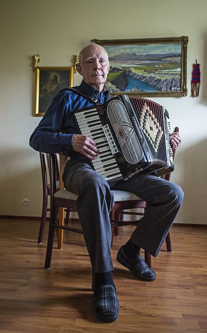 Fimur á nikkunni Þórður Marteinsson með harmonikkuna sína, sem er 57 ára af ítölskum uppruna.Fréttablaðið/Valli