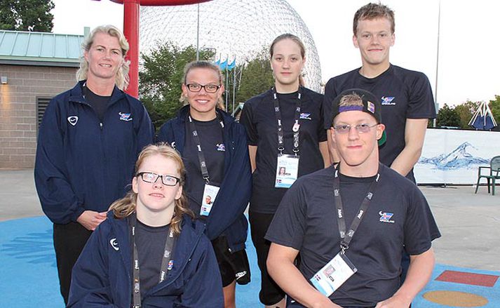 Íslenski hópurinn að keppni lokinni í Jean Parc Drapeau sundlauginni í Montréal. Efri röð frá vinstri: Kristín Guðmundsdóttir landsliðsþjálfari, Aníta Ósk Hrafnsdóttir liðsstjóri, Kolbrún Alda Stefánsdóttir, Jón Margeir Sverrisson. Neðri röð frá vinstri: Thelma Björg Björnsdóttir og Hjörtur Már Ingvarsson.