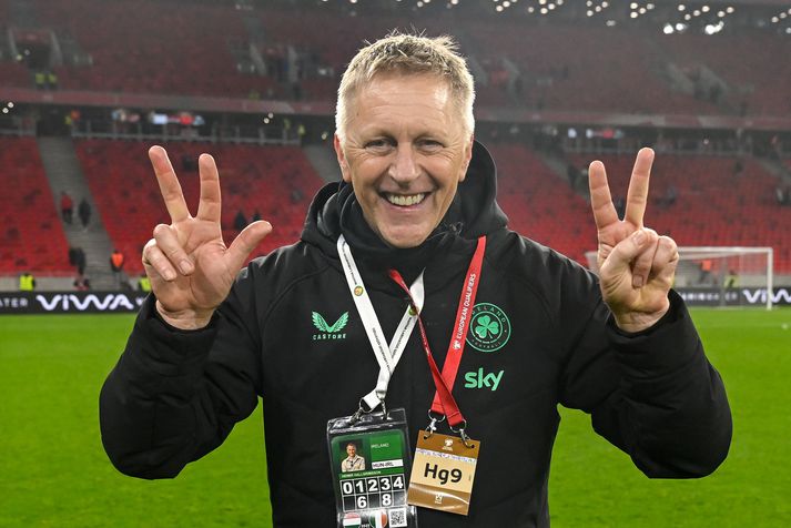 Heimir Hallgrímsson fagnar sigri Íra á Ungverjum á Puskás-leikvanginum í gær.