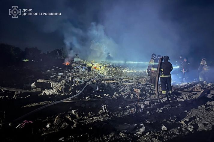 Leitað í húsarústum í Dnipropetrovsk.