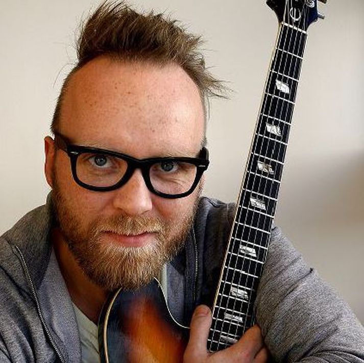 Gítarleikarinn Ómar hitar upp fyrir Barbican Center á Jazzklúbbnum Múlanum í kvöld.