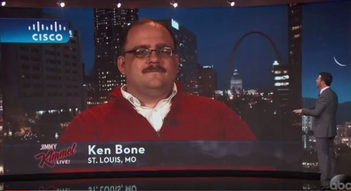 Ken Bone klæddist rauðu peysunni sinni.