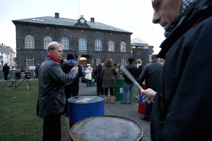 Fjöldi manns mótmælir. 