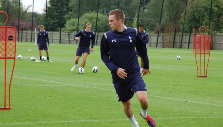 Gylfi á æfingunni í dag. Í bakgrunni er meðal annars miðvörðurinn Michael Dawson.