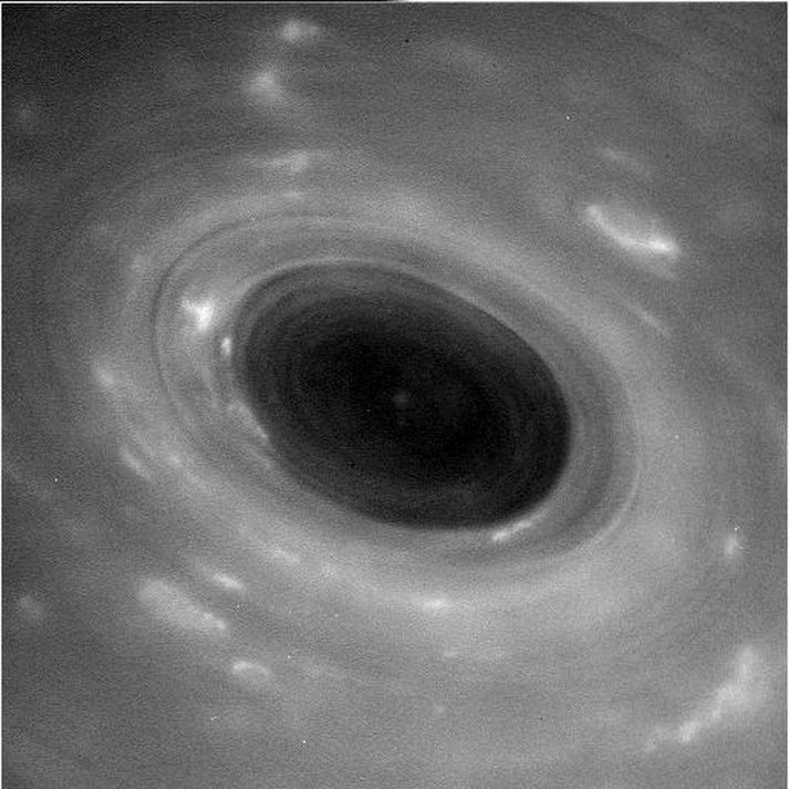 Risavaxinn fellibylur í lofthjúpi Satúrnusar sem Cassini náði á mynd í fyrstu dýfunni inn fyrir hringina 26. apríl.