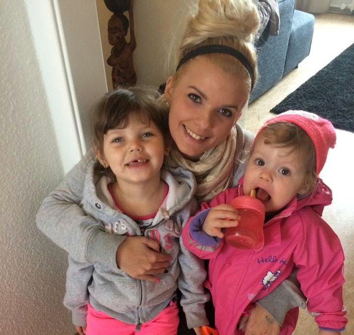 Guðrún Ósk Valþórsdóttir ásamt börnunum sínum tveimur. Hún varð móðir 19 ára gömul.