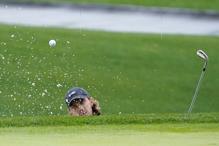 Tommy Fleetwood slær úr sandinum á The Players Championship í gær.