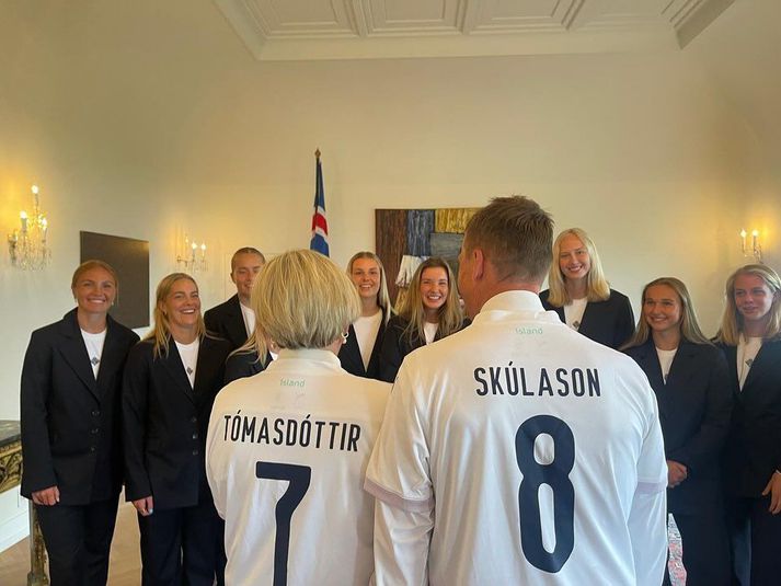 Forsetahjónin verða númer 7 og 8 á Evrópumótinu í sumar. Landsliðskonurnar virtust skemmta sér vel í heimsókninni til þeirra.
