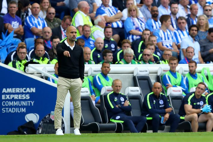 Guardiola gefur skipanir inn á völlinn í dag.