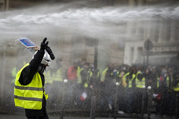 Gulu vestin virðast rússneskum Twitter-notendum hugleikin þessa dagana. Vanalega beina þeir kröftum sínum að fréttum frá Bandaríkjunum og Bretlandi.