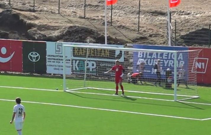 Marcel Zapytowski bendir Kjartani Kára Halldórssyni hvert hann vilji að hann skjóti.