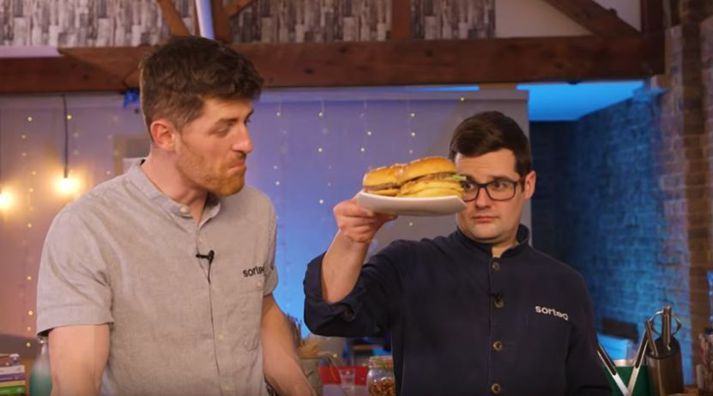 James og Ben matreiddu tvö stykki af Big Mac. 