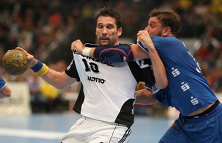 Róbert Gunnarsson skoraði þrjú mörk fyrir Gummersbach í dag en Momir Ilic var markahæstur með 16 mörk, þar af 6 úr vítum. Hér á Róbert í höggi við Stefan Lövgren.