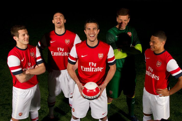 Jack Wilshere og Robin van Persie í hópi liðsfélaga sinna í Arsenal á meðan Hollendingurinn spilaði með félaginu.