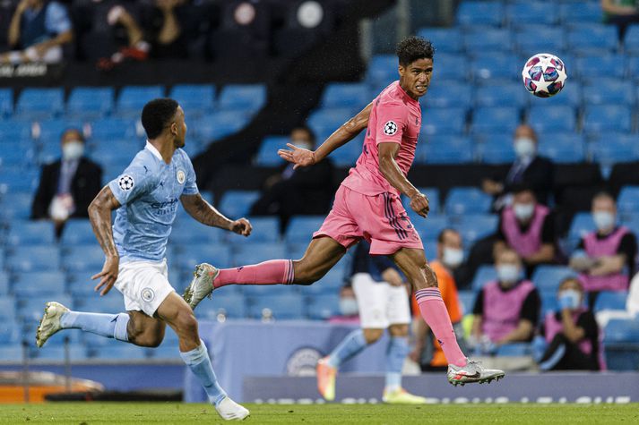 Varane í baráttunni við Gabriel Jesus í gær.