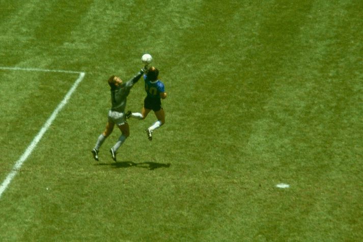 Mynd af atvikinu fræga í leik Argentínu og Englands á HM 1986. Fjörutíu ár liðin síðan þá.