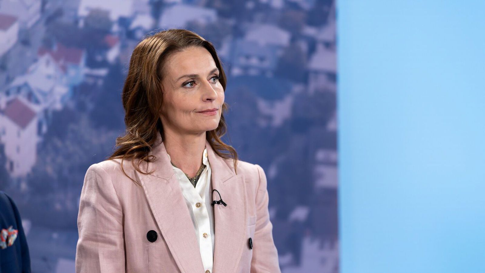 Skoða hvort út­lendingar þurfi að bíða eftir fullri að­stoð